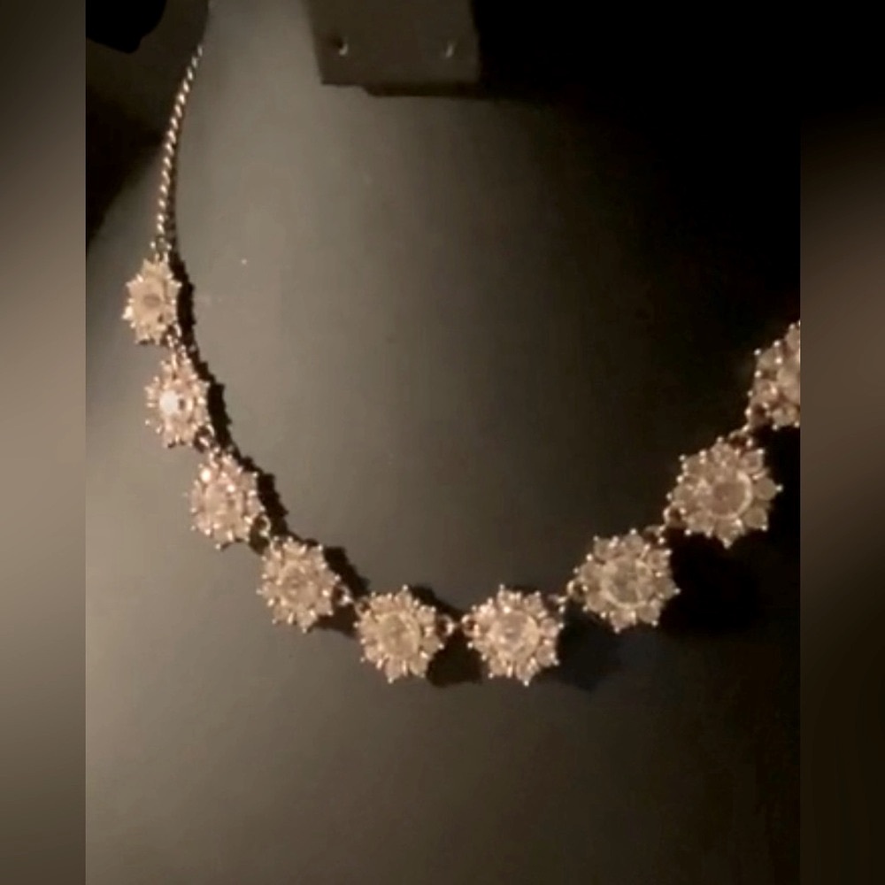 Beautiful rhinestone necklace set in gold tone alloy